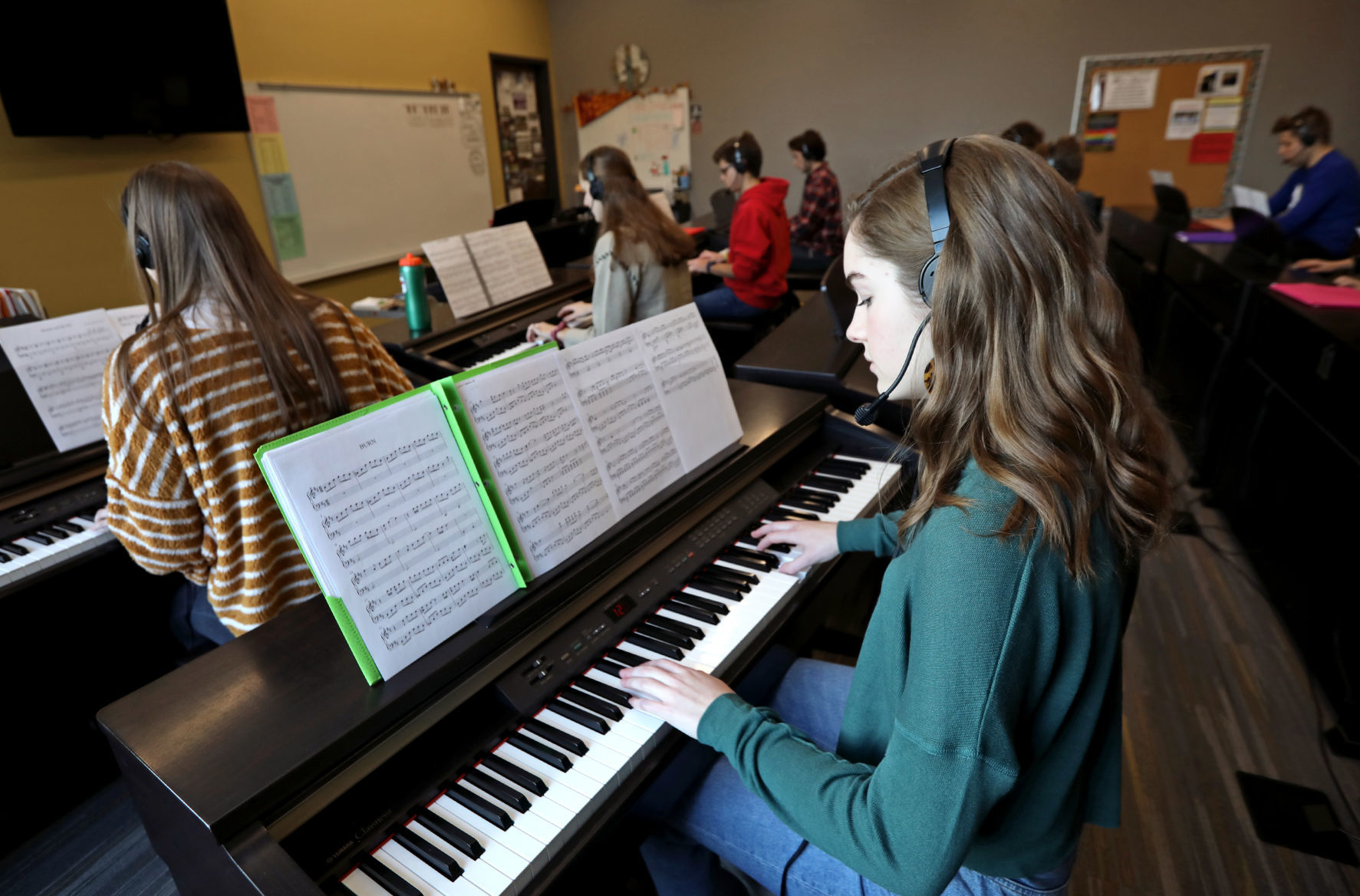 Edgewood High School piano class